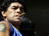 Diego Armando Maradona disfruta de un puro durante un partido de Boca Juniors (EFE).
