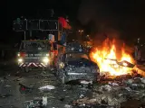 Masacre en Pakistán. Coches que formaban parte de la comitiva que daba la bienvenida a Benazir Bhutto, tras la doble explosión que ha causado la muerte a unas 140 personas en Karachi. El doble atentado se ha producido cuando una multitud de partidarios de la ex primera ministra festejaba su regreso al país tras ocho años en el exilio; Bhutto no ha resultado herida. El presidente paquistaní ha responsabilizado a las milicias islámicas.