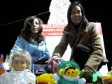 Ana y Carmen, miembros de la ONG DYES, en la recogida de juguetes.