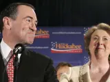 El político conservador Mike Huckabee junto a su mujer. (REUTERS)