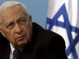 Ariel Sharon durante su periodos como Primer Ministro, mes y medio antes de sufrir un derrame cerebral. (Jim Hollander / STF)