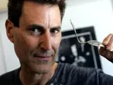 Uri Geller con una de sus famosas cucharas dobladas.