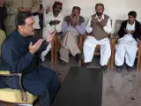 Asif Ali Zardari, (izq) y el vice presidente del Partido Popular de Pakistán rezan por el alma de la ex dirigente política.