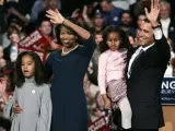 El demócrata Obama posa con su mujer y sus hijas. (REUTERS)