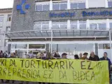 Vista de la concentración convocada por el sindicato LAB hoy frente al hospital Donostia de San Sebastián. (JAVIER ETXEZARRETA/EFE)