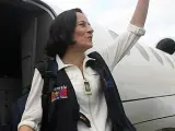 Clara Rojas saluda a su llegada al aeropuerto de Maiquetía, en Caracas (Venezuela. (EFE).