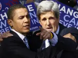 Barack Obama recibe el apoyo de del senador John Kerry durante la campaña electoral.  (REUTERS)