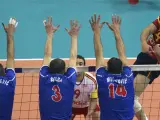 Israel Rodríguez, de España, golpea el balón ante tres jugadores serbios. (FATIH SARIBAS / REUTERS)