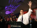 Mitt Romney celebra su triunfo en Michigan. (John Gress / Reuters).