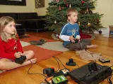 Un par de niños jugando a la consola.