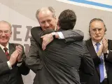 El presidente del PNV, Iñigo Urkullu (de espaldas) se abraza con Atutxa este martes. (Alfredo Aldai/EFE).