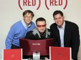Bono, de U2 (c), Bill Gates (i) y Michael Dell (d) posan junto a sus "ordenadores solidarios".