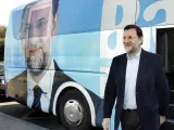 El presidente de PP, Mariano Rajoy desciende del autobús electoral.(EFE)