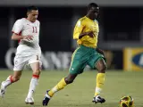 Dos Santos (i) y Benson Mhlongo (d), durante el partido entre Túnez y Suráfrica. (EFE)