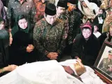 Familiares del ex dictador velan su cuerpo en Yakarta.(REUTERS).