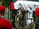 Soldados cargan el ataúd del ex presidente de Indonesia Suharto camino a su residencia en Yakarta. (EFE)