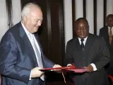Miguel Ángel Moratinos firma de un tratado con su homólogo congoleño, Antipas Mbusa (PACO CAMPS / EFE).