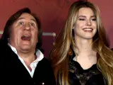 El actor francés Gerard Depardieu (i), posa junto a la actriz italiana Vanessa Hessler, durante la presentación de la película 'Asterix en los Juegos Olímpicos' en Roma, (Italia).