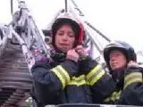 En el calendario aparecen tanto mujeres que han superado el cáncer de mama como bomberos.