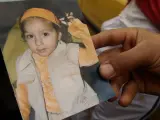 Vista de una fotografía de Mari Luz Cortés, la niña de cinco años que desapareció en Huelva. (IVAN QUINTERO/EFE)