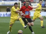 Cazorla y Borja Valero persiguen el balón en un momento del partido