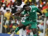 Ali Muntari (i), de la selección de Ghana, salta por el balón con Nwaneri Obinna, de Nigeria. (NIC BOTHMA / EFE).