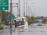 Varios vehículos atrapados en una calle inundada cerca del aeropuerto internacional Sukarno-Hatta. (EFE)