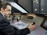 Sarkozy, sentado en la posición del maquinista en la cabina del AGV.