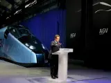 El presidente francés, Nicolas Sarkozy, pronuncia un discurso durante la presentación del nuevo tren de alta velocidad de Alstom.