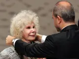 La duquesa de Alba recibió en 2006 la Medalla de Andalucía de manos de Manuel Chaves. (JULIO MUÑOZ/EFE)