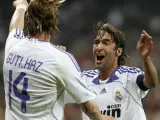 Raúl y Guti celebran un gol con la camiseta del Real Madrid.
