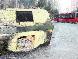 Un contenedor ardía ayer en Bilbao durante los incidentes en la manifestación ilegal de ANV. (Luis Tejido / EFE)