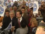 Rajoy rodeado de simpatizantes de la ciudad autónoma (LUIS LÓPEZ).