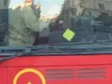 Un anciano sube a un autobús de línea en Valencia.