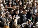 El actor  Matthew Fox se dio ayer un auténtico baño de multitudes en la Plaza Mayor de Salamanca.