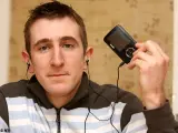 Darren Nixon posa con el MP3 que confundieron con una pistola. (Daily Mail)