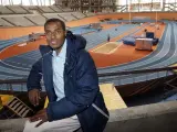 El atleta etíope Kenenisa Bekele posa delante de la pista de atletismo del Palau Velòdrom Luis Puig de Valencia.
