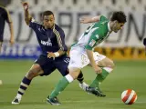 El defensa del Real Madrid Marcelo presiona a Edu, delantero del Betis.