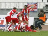 Los jugadores del Almería celebran el gol de Negredo ante el Murcia. (EFE)