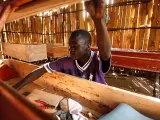 <strong>El negocio de la muerte. </strong>Un trabajador en un taller de ataúdes en Nakuru, Kenia. La venta de estos artículos funerarios ha crecido considerablemente desde la explosión de la violencia tribal tras las elecciones de finales del año pasado.