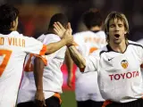 El centrocampista del Valencia David Albelda (dcha) celebra con David Villa su gol ante el Mallorca.