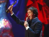 A toda una carrera. Paul McCartney celebra el premio a toda una carrera musical.
