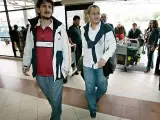 Los españoles indultados por Ecuador y enfermos en etapa terminal José Forment y José Gonzalez, ya vuelven a España. (José Jácome / EFE).