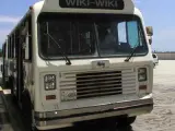 Autobús del aeropuerto hawaiano de Honolulu llamado 'Wiki Wiki', 'Deprisa, deprisa' en el idioma local.