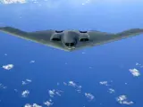 El bombardero B-2 sobrevolando el Océano Pacífico.
