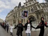 Varias personas forman una cadena humana durante la manifestación por el sexto aniversario del secuestro de Ingrid Betancourt.