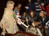 La madre del actor español Javier Bardem, la actriz Pilar Bardem, explica a los medios de comunicación su experiencia en la gala de los Oscars, en el Teatro Infanta Isabel de Madrid, donde participa en la representación de la obra 'La sospecha'.