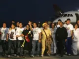 Gloria Polanco, Luis Eladio Perez, Orlando Beltran y Jorge Gechem a su llegada al aeropuerto de Caracas. (REUTERS)
