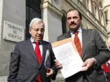 Vicente Martínez Pujalte y Jaime Ignacio del Burgo muestran el documento de la denuncia contra Bermejo (Foto: Efe).
