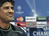 Frank Rijkaard en rueda de prensa. (Efe)